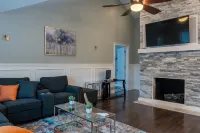 15 Mins From PHL International Airport - Modern Rancher Style Home in Chester PA