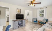 Cozy Cottage + Yard, Near Downtown, Parks & Trails, 15 min to Parris Island