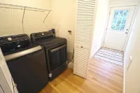 Surf Bungalow - pets welcome, fully fenced yard!