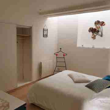 House 75m2 air-conditioned + garage, all comforts, located medieval center Cahors. Rooms