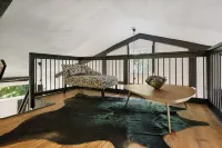Cozy Guest House cabin style with 1 bedroom King Bed, Private Walking Trails