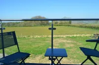 Beautiful Quiet Cottage Dog Friendly Near Cowbridge and Cardiff Hotels in Llancarfan