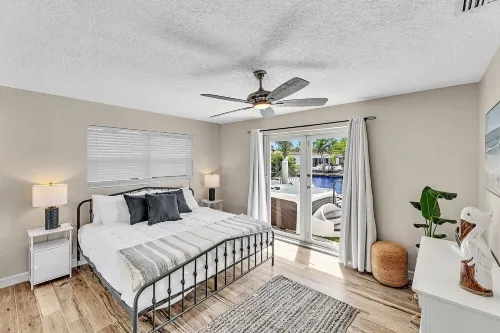 2 miles from the beach! Heated pool/Hot tub/free kayaks & so much more