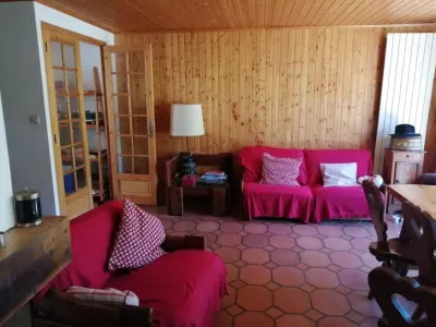 Sun and slopes view - cable car departure - Comfort sleeps 7 Hotels near SCV - Ski area