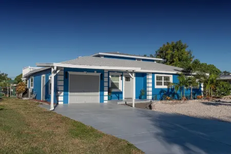 Waterfront 5Br Luxury Home – Pool, Spa, Boat Lift, Putting Green, Fire Pit