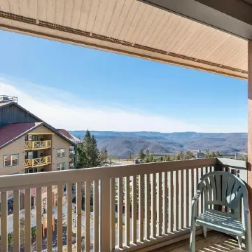 Cozy Condo located in the heart of Snowshoe and directly off the main ski area!