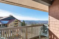 Cozy Condo located in the heart of Snowshoe and directly off the main ski area!