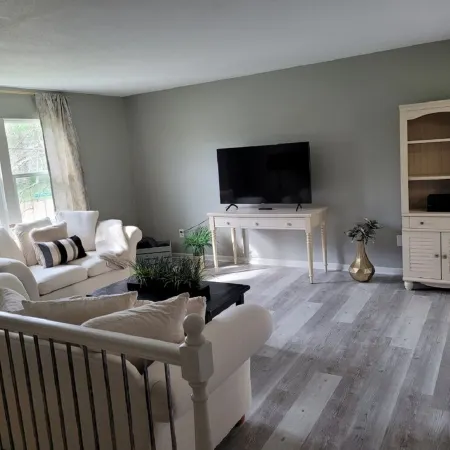Beautiful 3 Bed, 2 Bath, Sleeps 6, Full Kitchen. Garage. Close to World Cup!