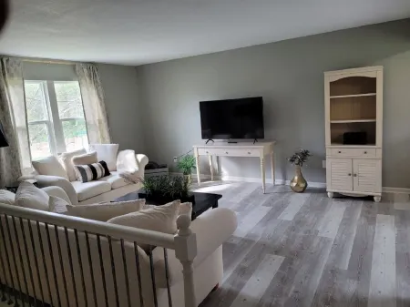 Beautiful 3 Bed, 2 Bath, Sleeps 6, Full Kitchen. Garage. Close to World Cup! Отели в г. Саммит Ли