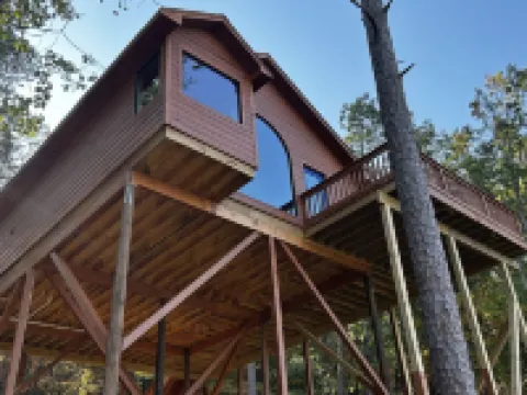 Crockett's Escape Treehouse on Greers Ferry Lake