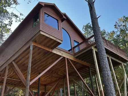 Crockett's Escape Treehouse on Greers Ferry Lake
