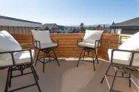 Modern Home w/ mountain views! — 9 minutes from downtown!