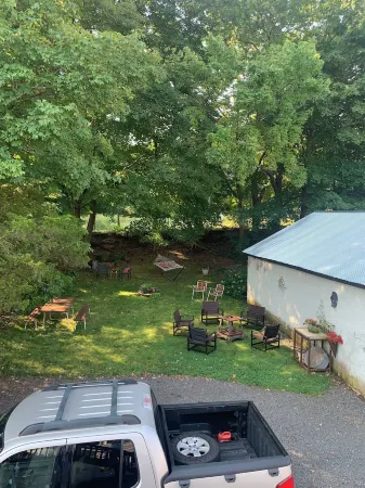 NEW-Another Fun Downtown Location 1st floor Отели рядом с достопримечательностью «Karabin Farms»