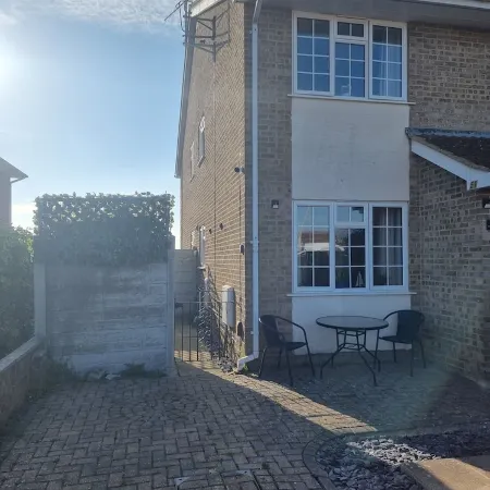 Poole, Holes Bay Harbour Nature Reserve - 'Right' next to the water :-) Sleeps 3