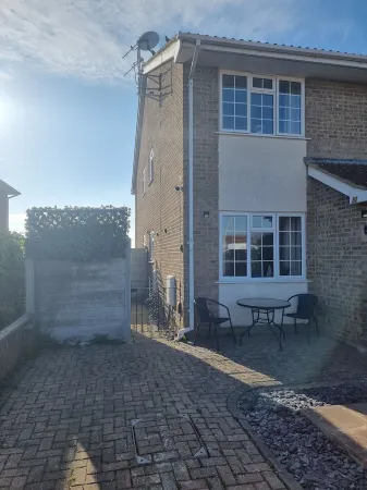 Poole, Holes Bay Harbour Nature Reserve - 'Right' next to the water :-) Sleeps 3 Отели рядом со станцией Poole