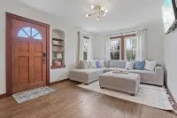 Cottage on Park - Close to Lake!