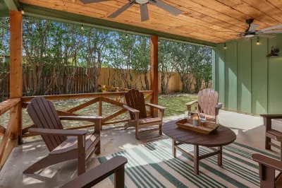 Ms Dot’s 290 Wine Trail Farmhouse-Downtown JC- Fire Pit - Covered Patio Hotel dekat Lyndon B. Johnson Boyhood Home