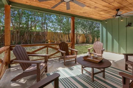 Ms Dot’s 290 Wine Trail Farmhouse-Downtown JC- Fire Pit - Covered Patio