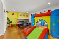 NEW Magical Family Fun! 10 Mins to Disneyland, Private Pool/Bounce House!
