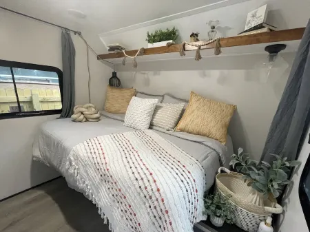 Delightful and cozy RV with outdoor space