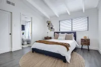 Bar, restaurants, and attractions all nearby!