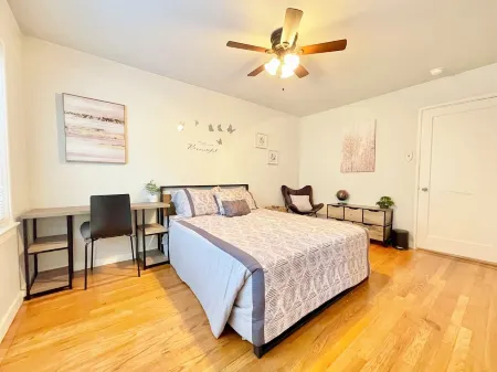 Serene 2BR Bungalow - Parking + Laundry + Sleep 6 Отели рядом с достопримечательностью «Хэппи Холлоу парк и зоопарк»