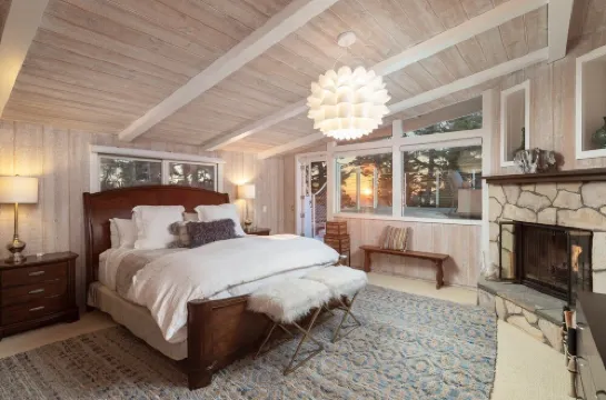 Walk to beach & town! 4 bdrm sleeps 7, private yard, firepits, deck w/ocean view