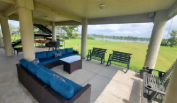 WATERFRONT Lake House w/ King Beds, close to Casinos