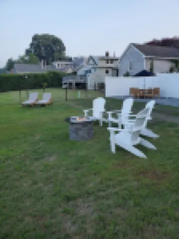 Cozy Cottage Waterfront Home In Portsmouth Hotels in Portsmouth