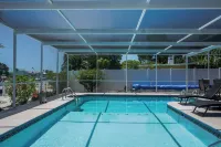 Private waterfront retreat with pool & 40 foot dock - Uima-altaat