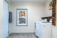 Lovely 2 BR apt, free parking, downtown Lewisburg
