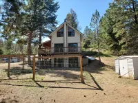 Escape to cozy Cotopaxi cabin, just a quick drive away from Arkansas River