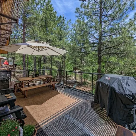 Coco's Creekside Cabin with Hot Tub, Firepit, and AC/Heat in Munds Park!