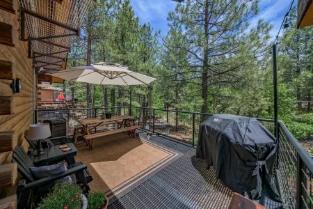 Coco's Creekside Cabin with Hot Tub, Firepit, and AC/Heat in Munds Park!