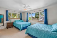 Private pool and jacuzzi oasis; walk to the beach, golf, restaurants, shopping