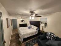 Cabin on the river. 300 feet of waterfront and fishing. Weiss lake 5 mins away.