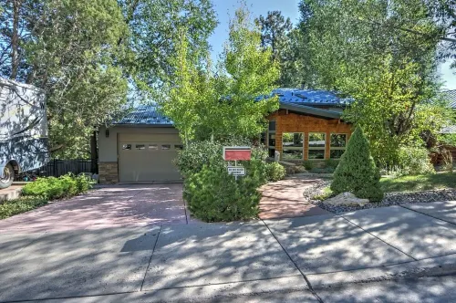 Newly Remodeled, Bright & Spacious Modern Home, 15 min Walk to Downtown & Pools!