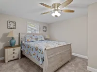 Remodeled Lake Front Pool Home! Sleeps 13! Bring dogs and kids! Hotels in Holiday