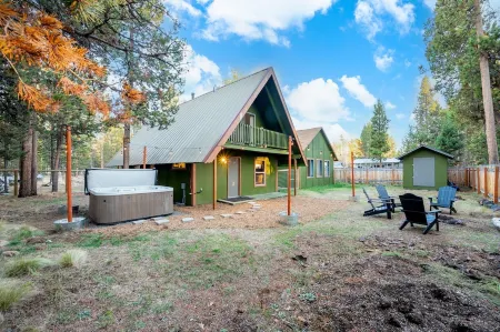 Cozy A frame cabin near the Deschutes River.