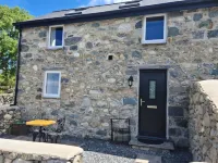 Pipistrelle Cottage a quirky gem on the Llech Y Dwr Estate near Snowdonia