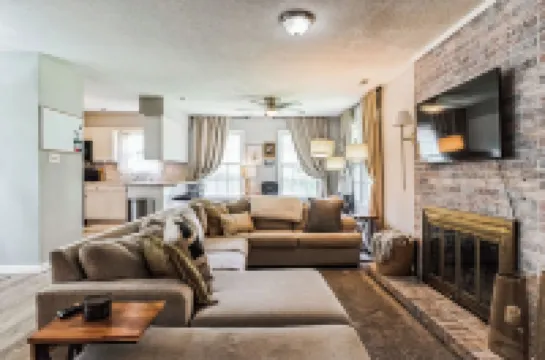 4 BR: 2 King Beds! 5 min from Main Gate, Sleeps 8!