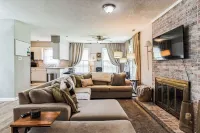 4 BR: 2 King Beds! 5 min from Main Gate, Sleeps 8!