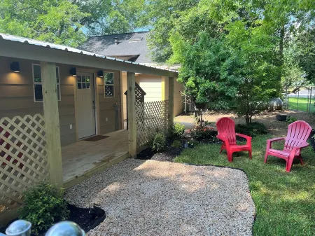 Cozy farmhouse cabin near Kilgore and Longview