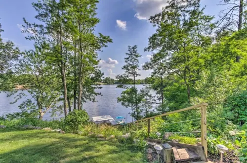 The Great Outdoors: Pet-Friendly Lake House