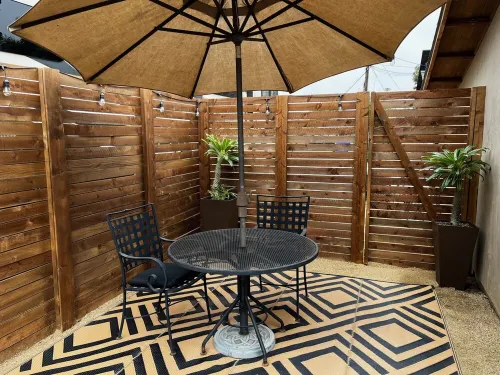 Luxury Guesthouse in Quiet Neighborhood 5 Min from the Beach!