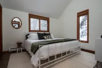 HotTub&GameRm&Traeger Smoker-Across from Golf, 5 Min to Lake, 15 Min 2 Mt Snow