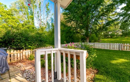 Cozy cottage on beautiful Chickapoo Farm with amazing views.