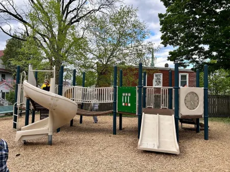 Sophia's Garden Chalet-Quality/4BR/2B/3Car-P/HVAC/WIFI/WalkZ/College/Kid/UP to 8