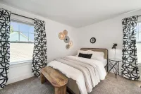 Stylish 1BR Guesthouse w/ Attached Garage ~2 Miles from Uptown Charlotte