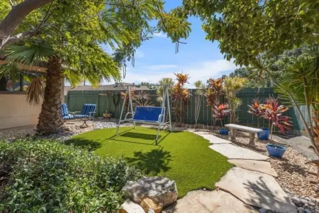 Cheerful 4-bedroom house with free parkings.